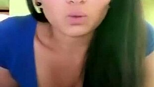 Colombian girl heats up the public scene 😍