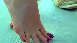 Watch this desi college girl masturbate under her skirt