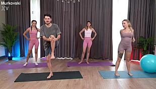 مدرب لياقة ينيك عميلتين رياضيتين كلبي وكوغيرل