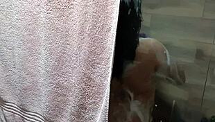 Llego A Casa De Mi Tia Y La Descubro Banandose Se Masturba Y Casi Me Descubre