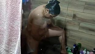 Llego A Casa De Mi Tia Y La Descubro Banandose Se Masturba Y Casi Me Descubre