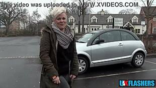 Bree Branning ukazuje kundičku a bezostyšně čůrá pro UK flashery