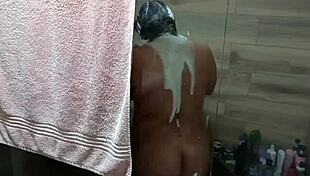 Llego A Casa De Mi Tia Y La Descubro Banandose Se Masturba Y Casi Me Descubre