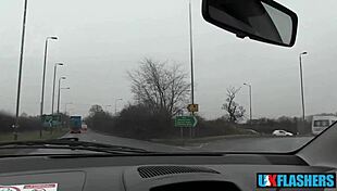 Bree Branning ukazuje kundičku a bezostyšně čůrá pro UK flashery