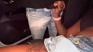 esposa adora beber leitinho de desconhecidos no publico, gozando com estranhos