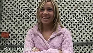 putitas lesbianas exploring each other's bodies passionately