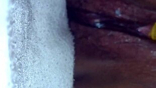 S woman uses sextoy for cream pie. Orgasmo masturbate session.