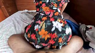 Chica sexy de 18 monta verga como vaquera experta.