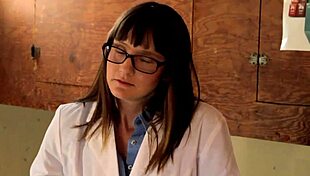 Annabelle lee and thelma sleaze finger and lick pussies after workout