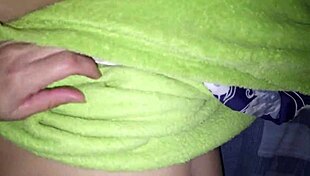 Encuentro A La Mama De Mi Mejor Amigo En La Habitacion Y Me Aprovecho Que Esta Caliente