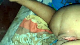 esposa cornuda entrega el culo de su mejor amiga a su esposo vergudo sin condon