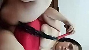 cuando estoy sola en casa disfruto como una perra masturbandome