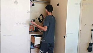 Peguei o safado do meu meio irm�o cheirando minha calcinha no guarda roupa e o castiguei dando a buceta pra ele