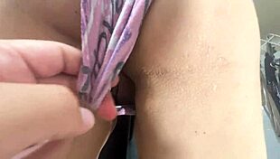 madrastra latina recién casada juega a la empleada doméstica en la cocina con su hijastro al final se traga su semen