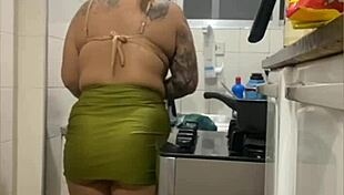 Young Girl Flashes Swollen Pussy In Kitchen Live.