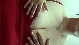 cuando estoy sola en casa disfruto como una perra masturbandome