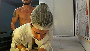 paciente tem ereção ao sentir as mãos da enfermeira, leading to banging and deepthroat in hospital