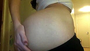 Teen experiences intense orgasm in amateur session