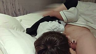 騎乗位で中出しされたら精液がおマンコから垂れちゃうよ かわいいメイドの制服で誘惑 素人撮影 69