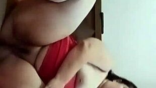 cuando estoy sola en casa disfruto como una perra masturbandome