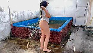 mi madrastra bañandose en el patio en bikini con su culo irresistible