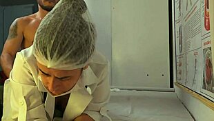 paciente tem ereção ao sentir as mãos da enfermeira, leading to banging and deepthroat in hospital