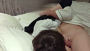 騎乗位で中出しされたら精液がおマンコから垂れちゃうよ かわいいメイドの制服で誘惑 素人撮影 69