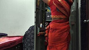 नौकरानी अलमारी साफ कर रही थी तभी उसका ऑनर आकर छोड़ दिया