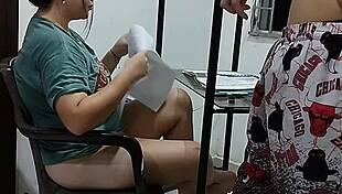 ayudo a mi hermanastra con la tarea a cambio de que me deje follar su coño