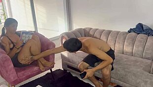 mi pequeña hermanastra está enfadada para animarla me la follo duro hasta que se corre