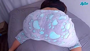 Hijastra ninfomana waits in bed ready to fuck hard