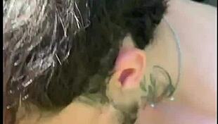 comi um desconhecido que estava batendo uma na trilha - free