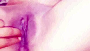 Me dió con todo metiendo sus dedos dentro de mi pequeña vagina y derramando mi leche y mi panocha quedó bien mojada