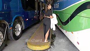 vazou na net novinha de 18 anos � flagrada chupando ator porno no �nibus