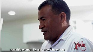 pap� pilla a su hijo con su novia tetona y termina d�ndole clases de como se debe follar