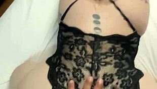 بتحس إن نيك كس لاتينية بإصبع في طيزها لذيذ؟