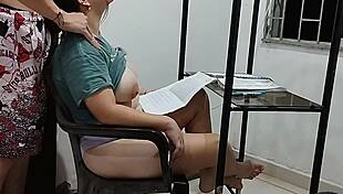 ayudo a mi hermanastra con la tarea a cambio de que me deje follar su coño