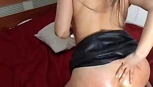 Putita recibe nalgadas mientras se masturba