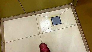 Bastidores com a pretinha ninfeta de tanto tes�o ela deu at� o cuzinho ela quis gozar com o pau no cuzinho pela primeira vez completinho no red