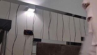 lesibizionista mostra il grosso cazzo in primo piano - sega con enorme sborrata in primo piano