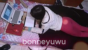 bonneyuwu - 12 44 en la cama mostrando la cola mientras estudio