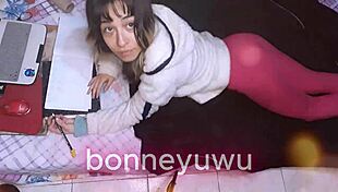 bonneyuwu - 12 44 en la cama mostrando la cola mientras estudio