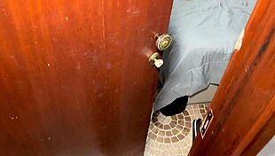 Peguei Enteada Trocando de Roupa e Chamou para Entrar