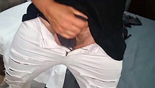 lesibizionista mostra il grosso cazzo in primo piano - sega con enorme sborrata in primo piano