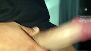 lesibizionista mostra il grosso cazzo in primo piano - sega con enorme sborrata in primo piano