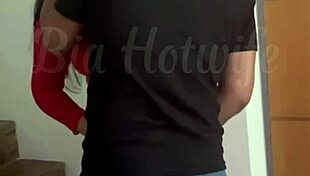 Corno CHAMOU o amigo PRA ARROMBAR meu cuzinho NA nossa cama!