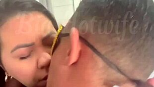 Corno CHAMOU o amigo PRA ARROMBAR meu cuzinho NA nossa cama!