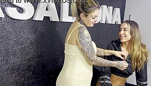 Fui fazer tatuagem no cu, buceta escorreu, tatuadora limpou com lingua, gozei na boca dela