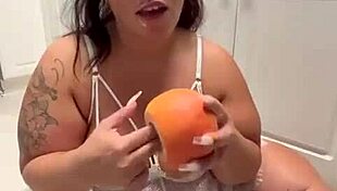 fruit rubbin my fat curvy ass feels amazin