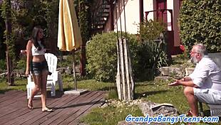 imagine esta teen de 18+ montando polla mientras el abuelo le lame el coño